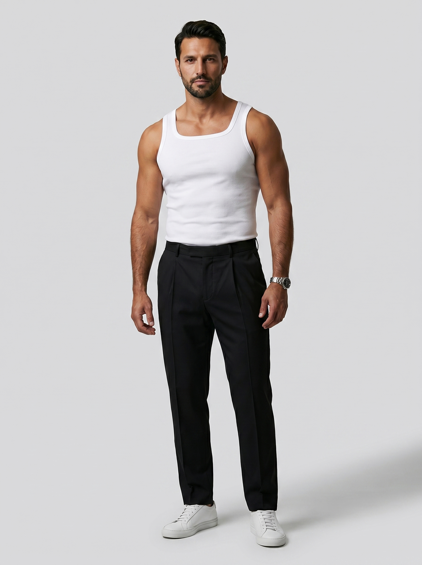 Camiseta de tirantes CORE-T Blanco, cuerpo entero con pantalon negro y zapatillas blancas