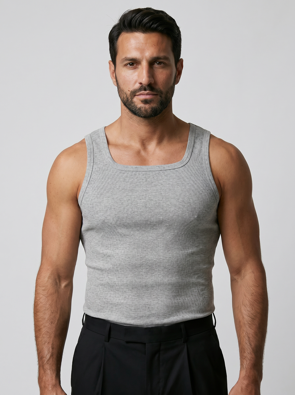 Camiseta de tirantes CORE-T Gris, plano medio con modelo