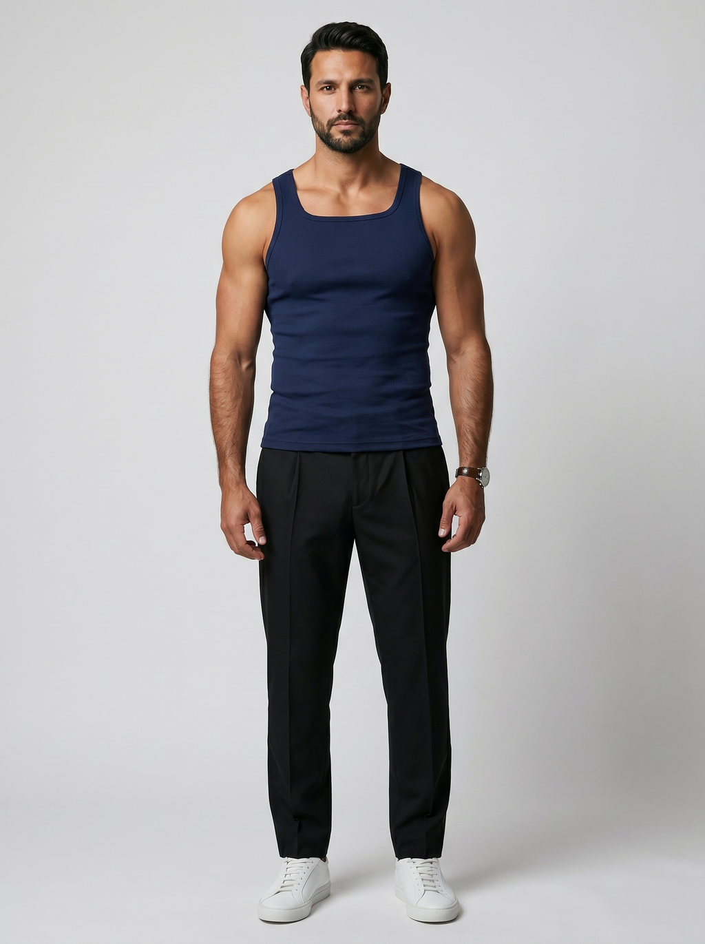 Camiseta de tirantes CORE-T Azul Marino, cuerpo entero con pantalon negro y zapatillas blancas