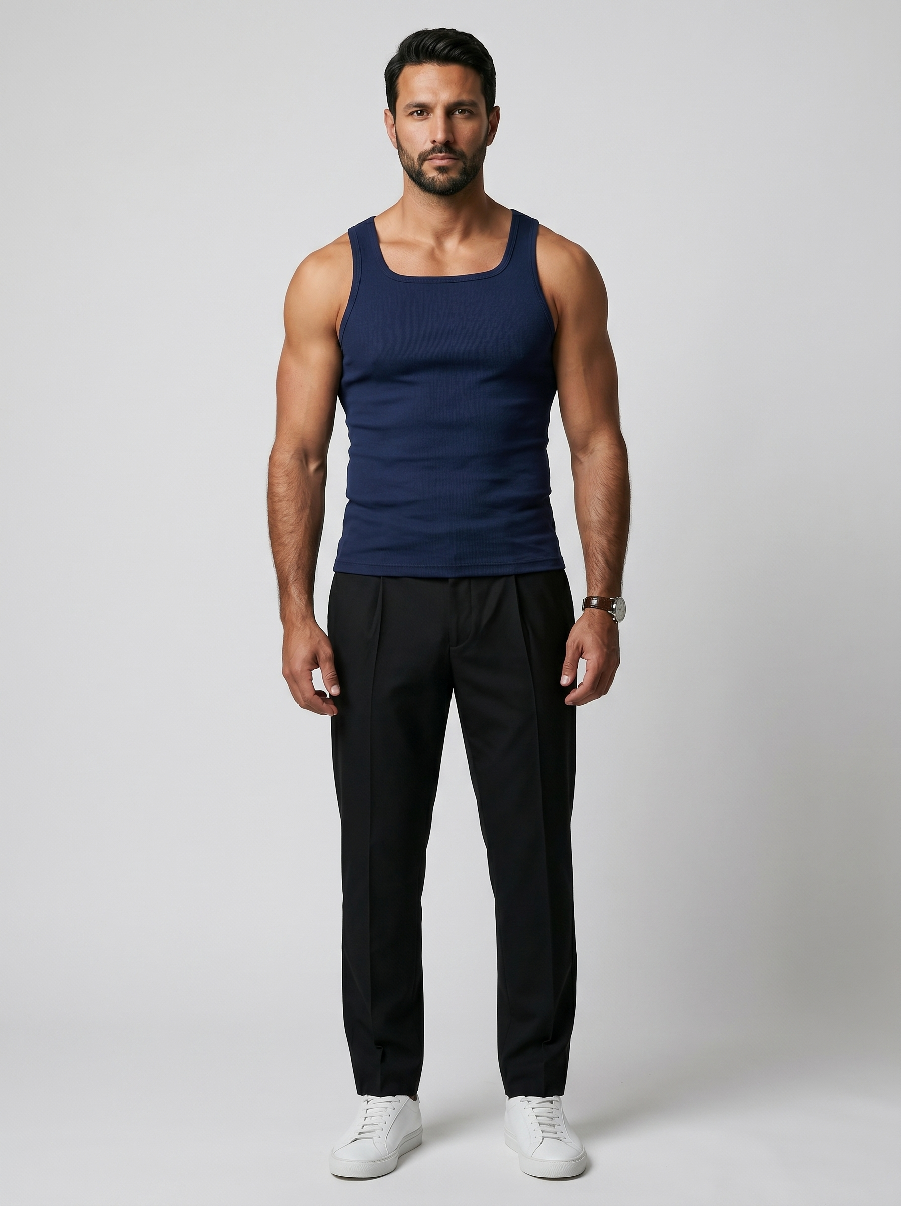 Camiseta de tirantes CORE-T Azul Marino, cuerpo entero con pantalon negro y zapatillas blancas