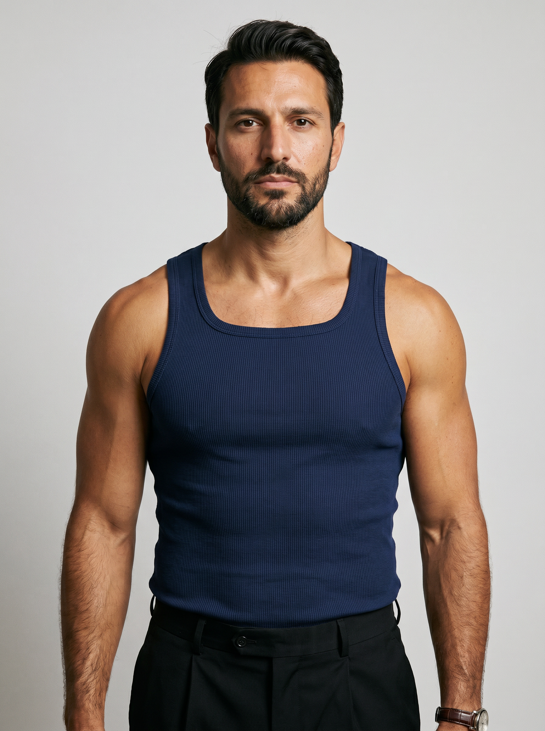 Camiseta de tirantes CORE-T Azul Marino, plano medio con modelo