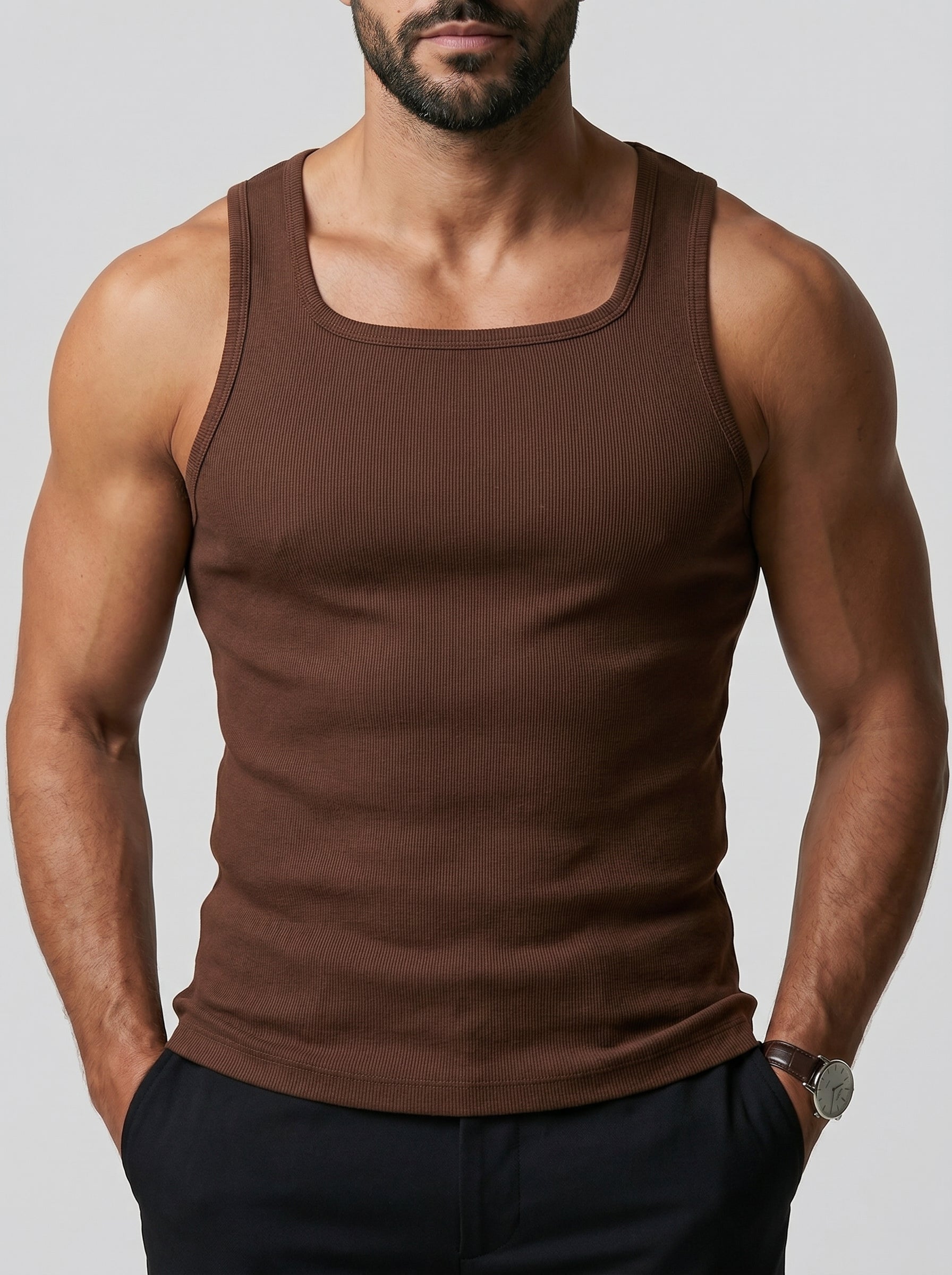 Camiseta de tirantes CORE-T Marron, vista frontal con manos en bolsillos