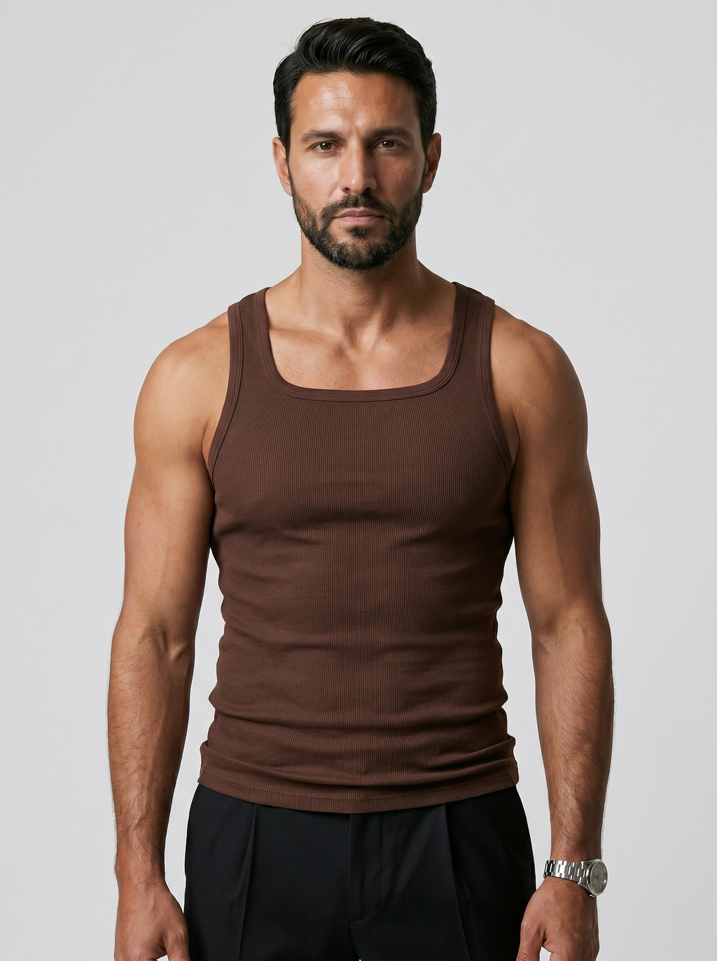 Camiseta de tirantes CORE-T Marron, plano medio con modelo (v2)