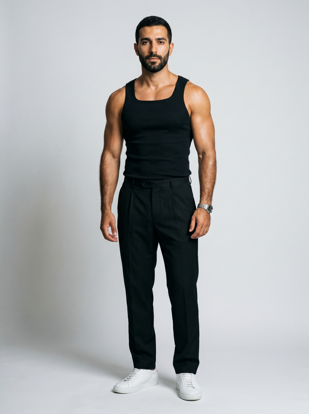 Camiseta de tirantes CORE-T Negro, cuerpo entero con pantalon negro y zapatillas blancas