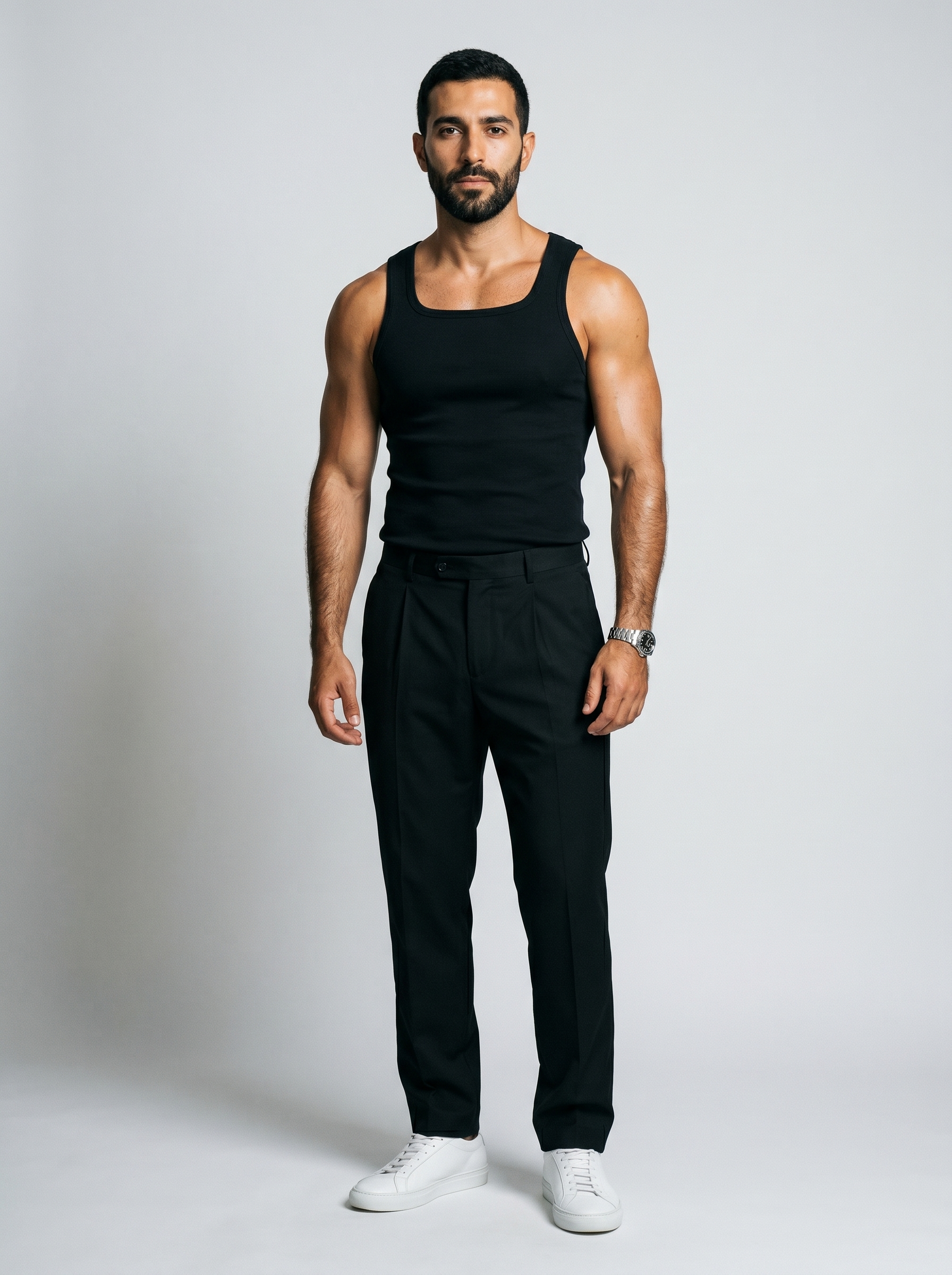Camiseta de tirantes CORE-T Negro, cuerpo entero con pantalon negro y zapatillas blancas