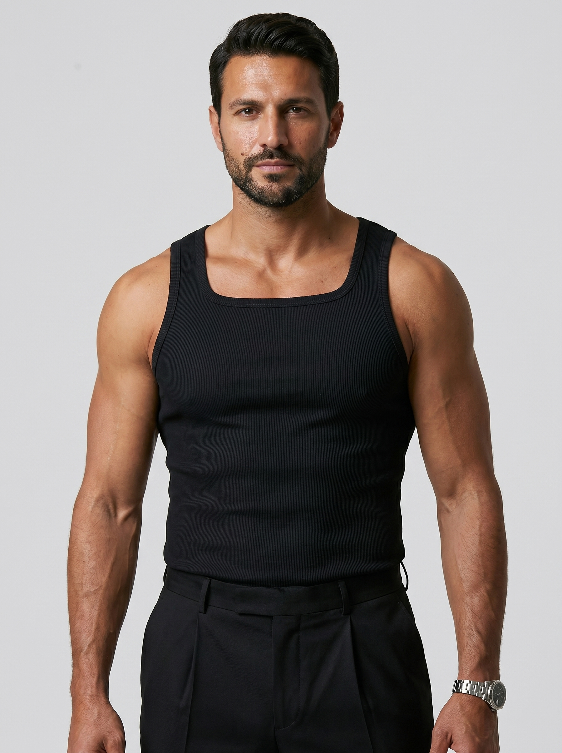 Camiseta de tirantes CORE-T Negro, plano medio con modelo