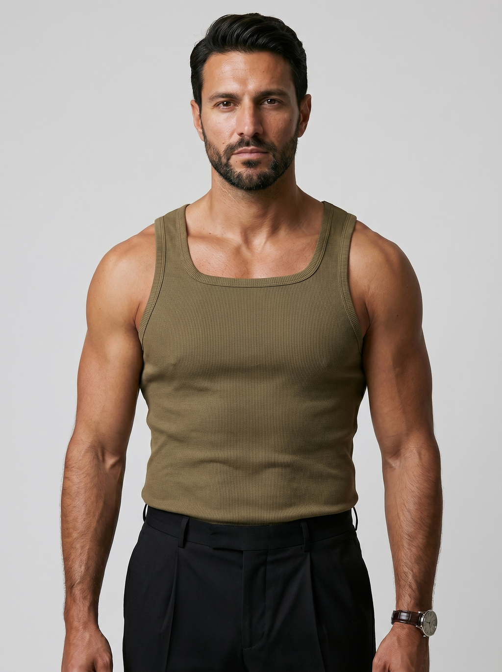 Camiseta de tirantes CORE-T Verde Oliva, plano medio con modelo