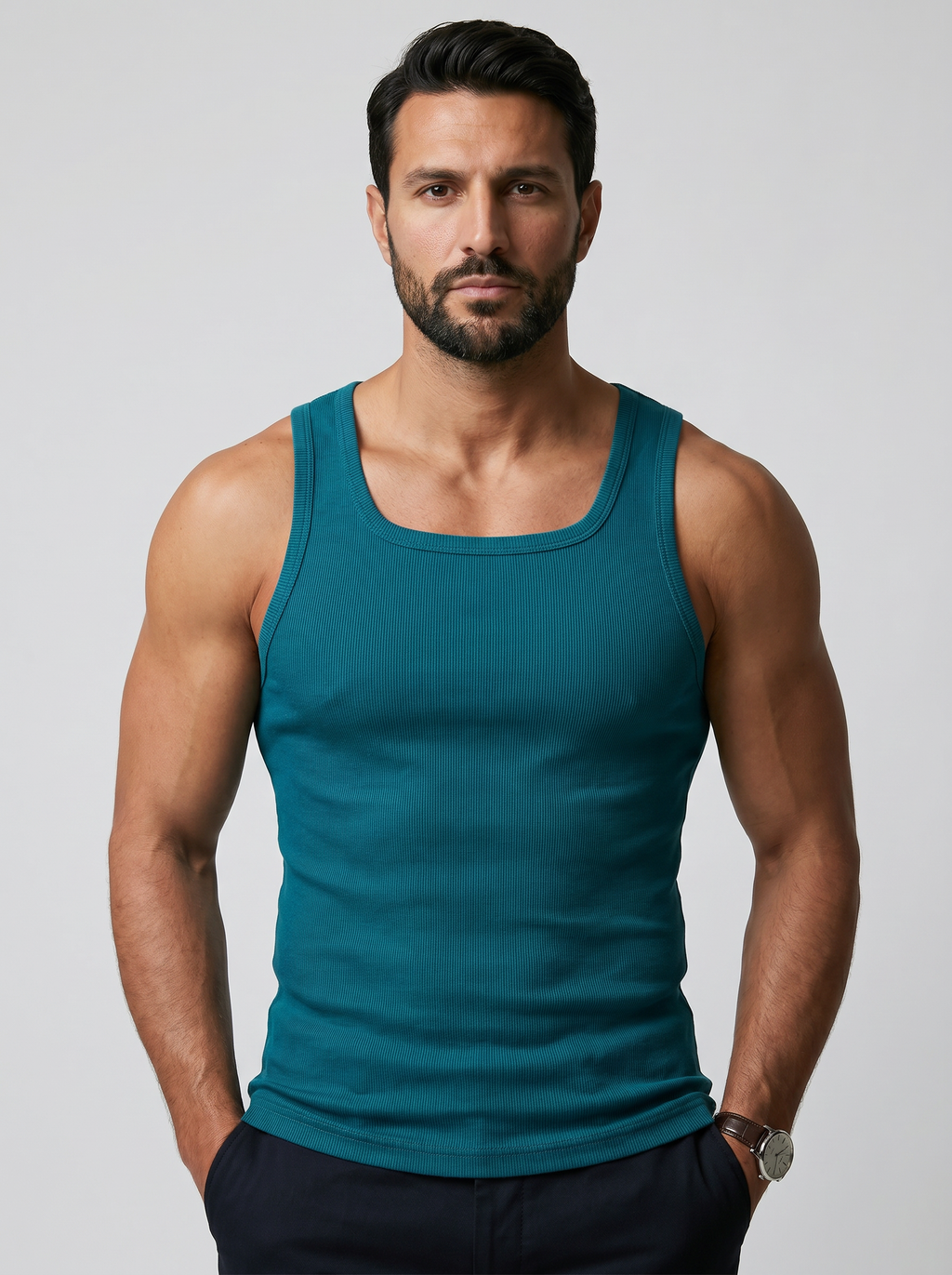 Camiseta de tirantes CORE-T Turquesa, vista frontal con manos en bolsillos