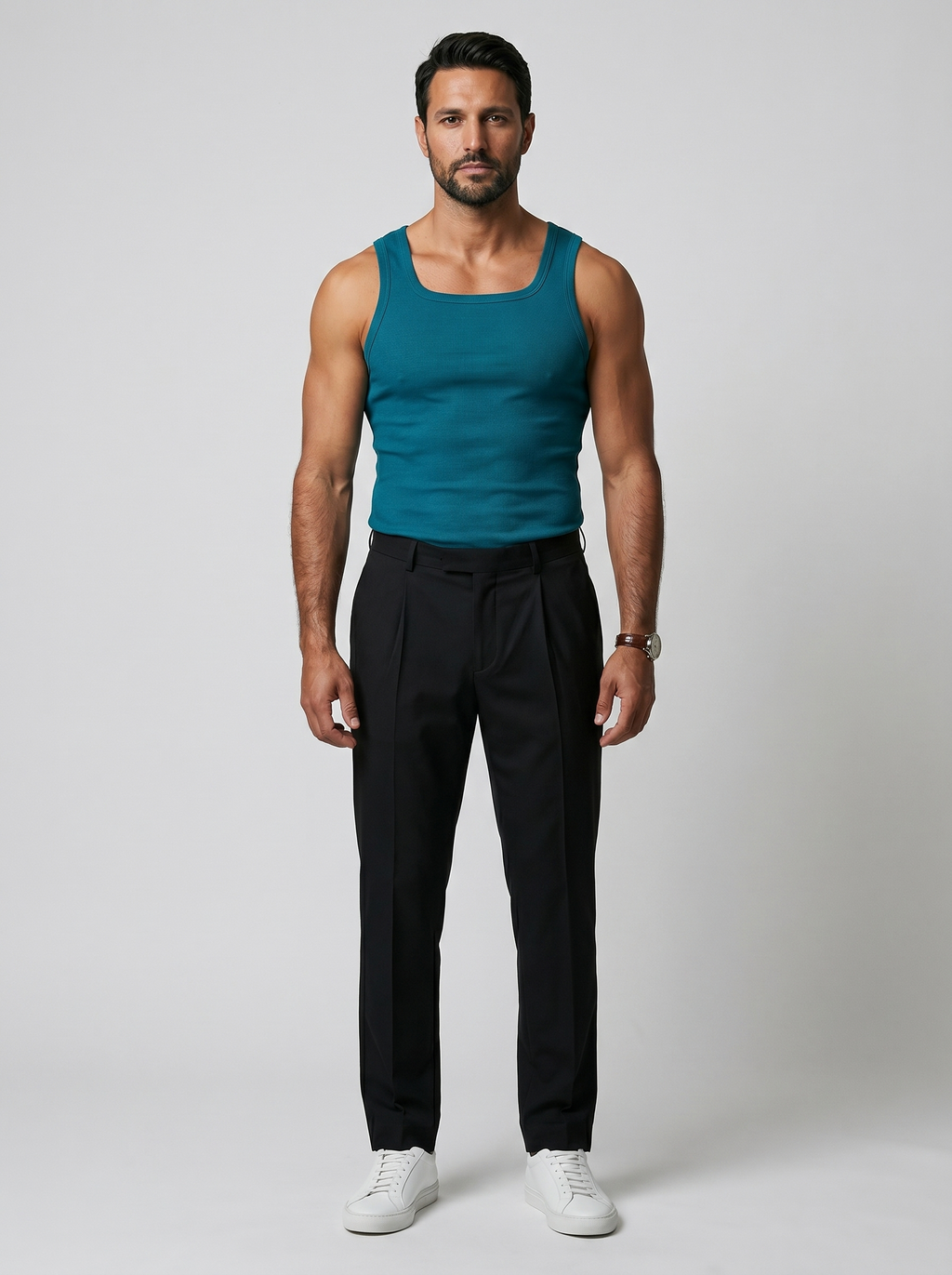 Camiseta de tirantes CORE-T Turquesa, cuerpo entero con pantalon negro y zapatillas blancas