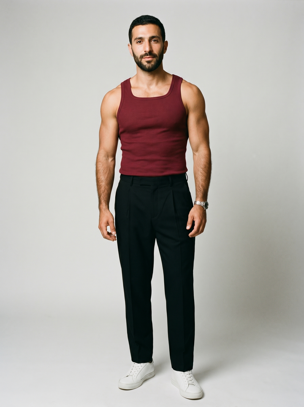 Camiseta de tirantes CORE-T Rojo Vino, cuerpo entero con pantalon negro y zapatillas blancas