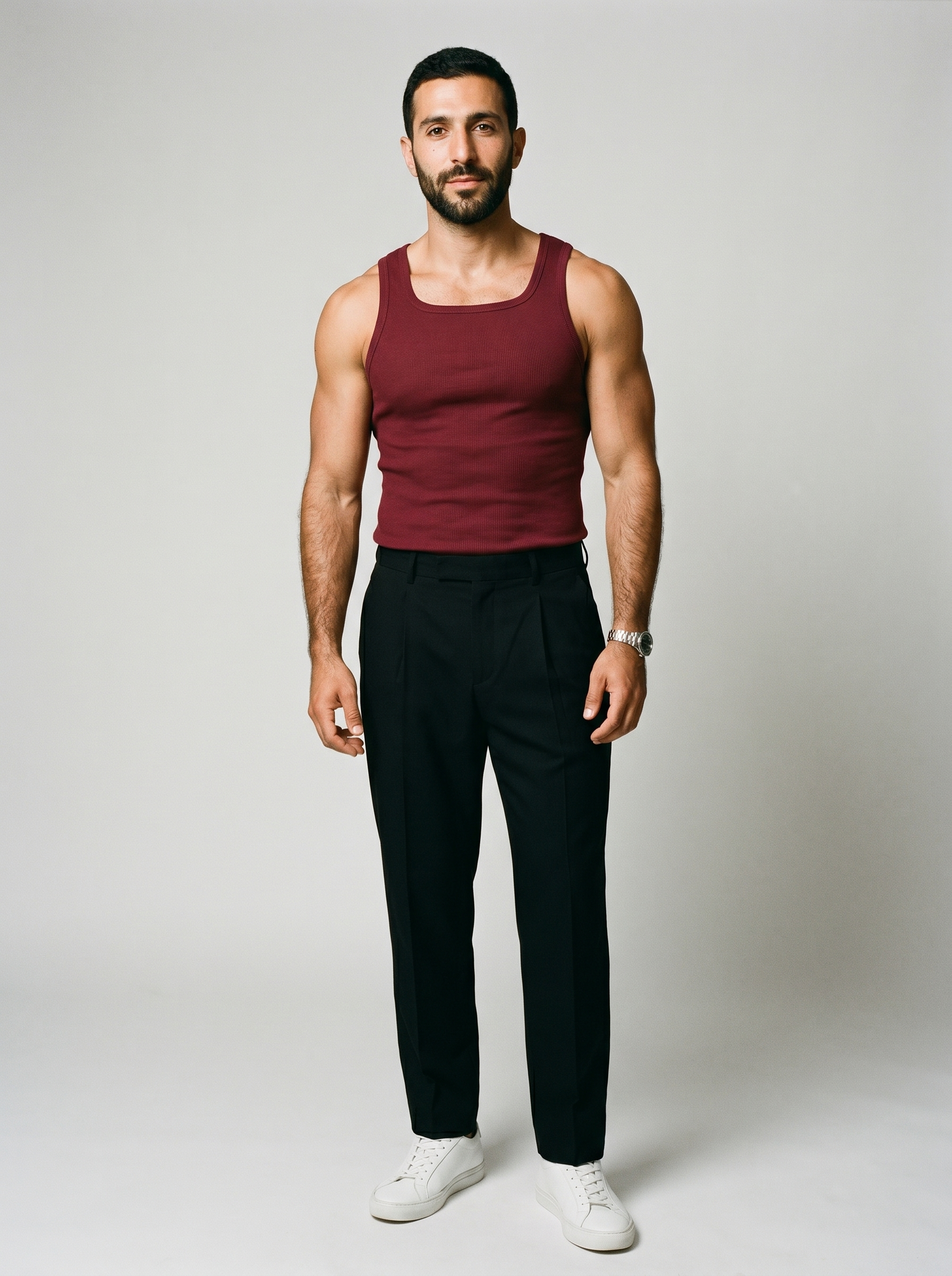 Camiseta de tirantes CORE-T Rojo Vino, cuerpo entero con pantalon negro y zapatillas blancas
