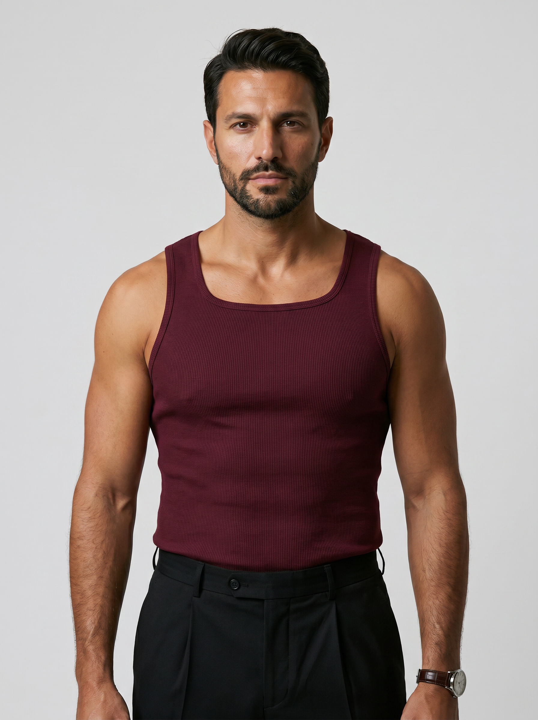 Camiseta de tirantes CORE-T Rojo Vino, plano medio con modelo