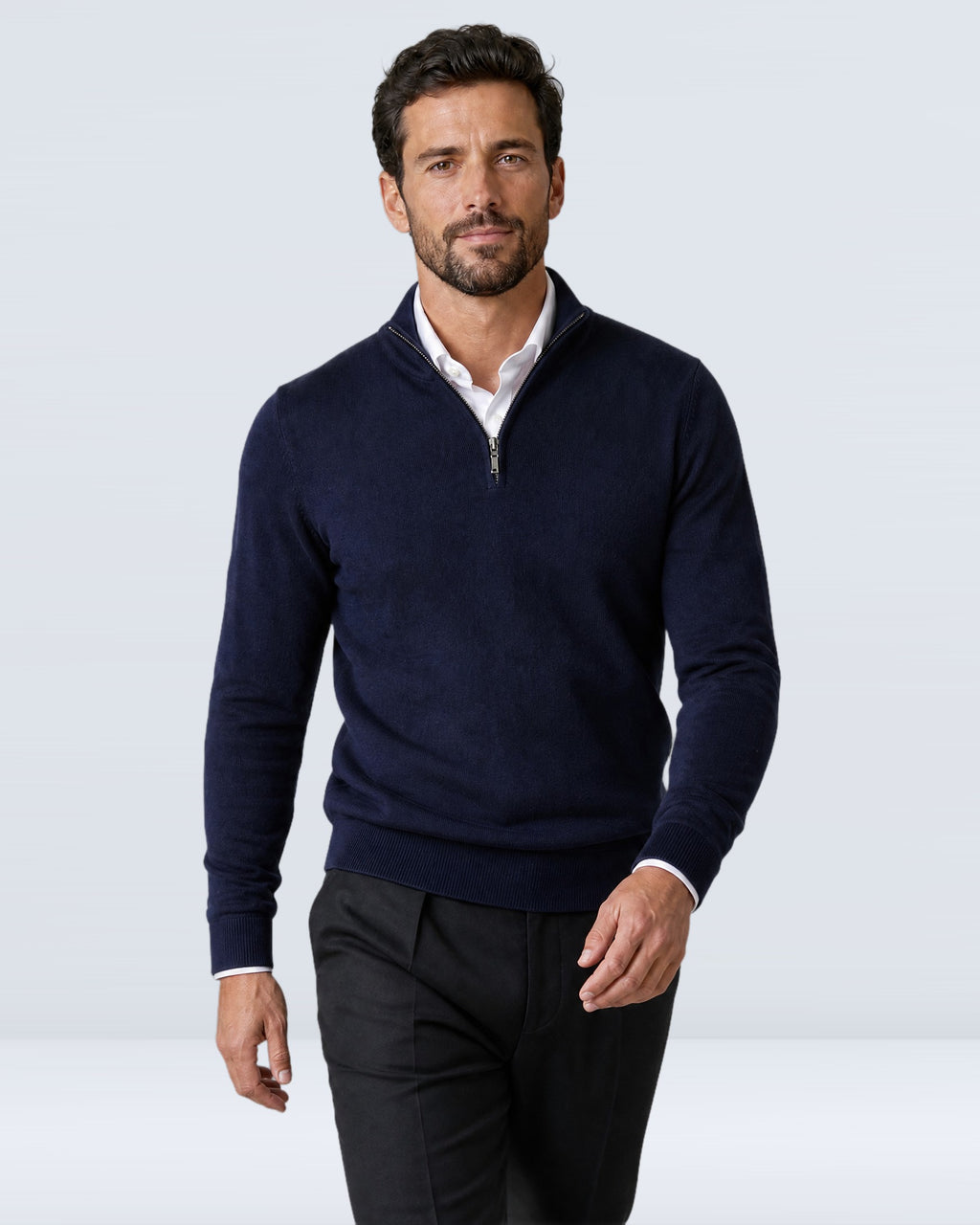 Hombre caminando con suéter WINDSOR azul marino