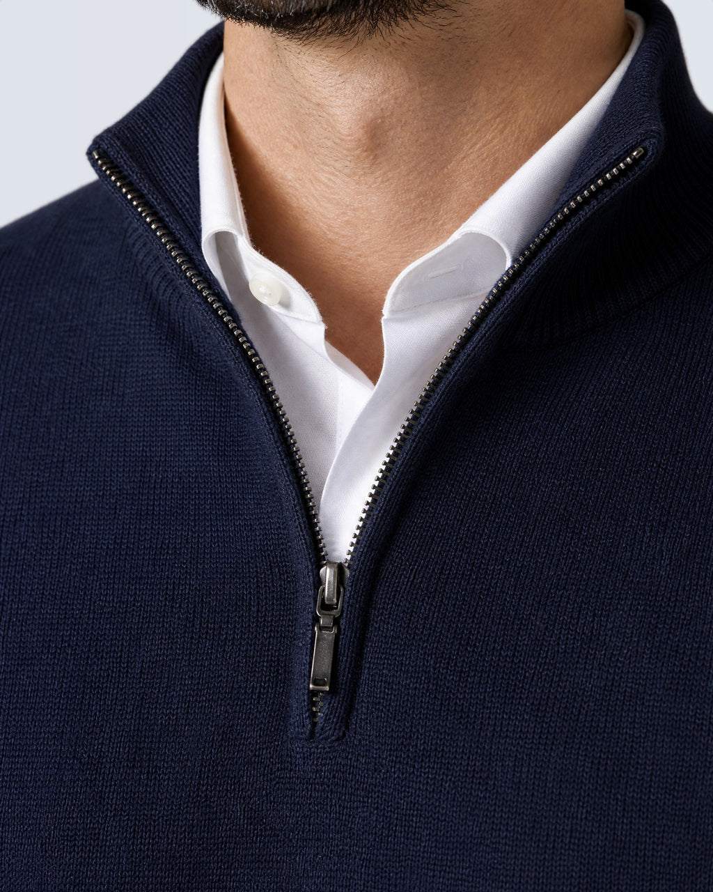 Primer plano del cuello alto, la cremallera y el punto del suéter WINDSOR azul marino