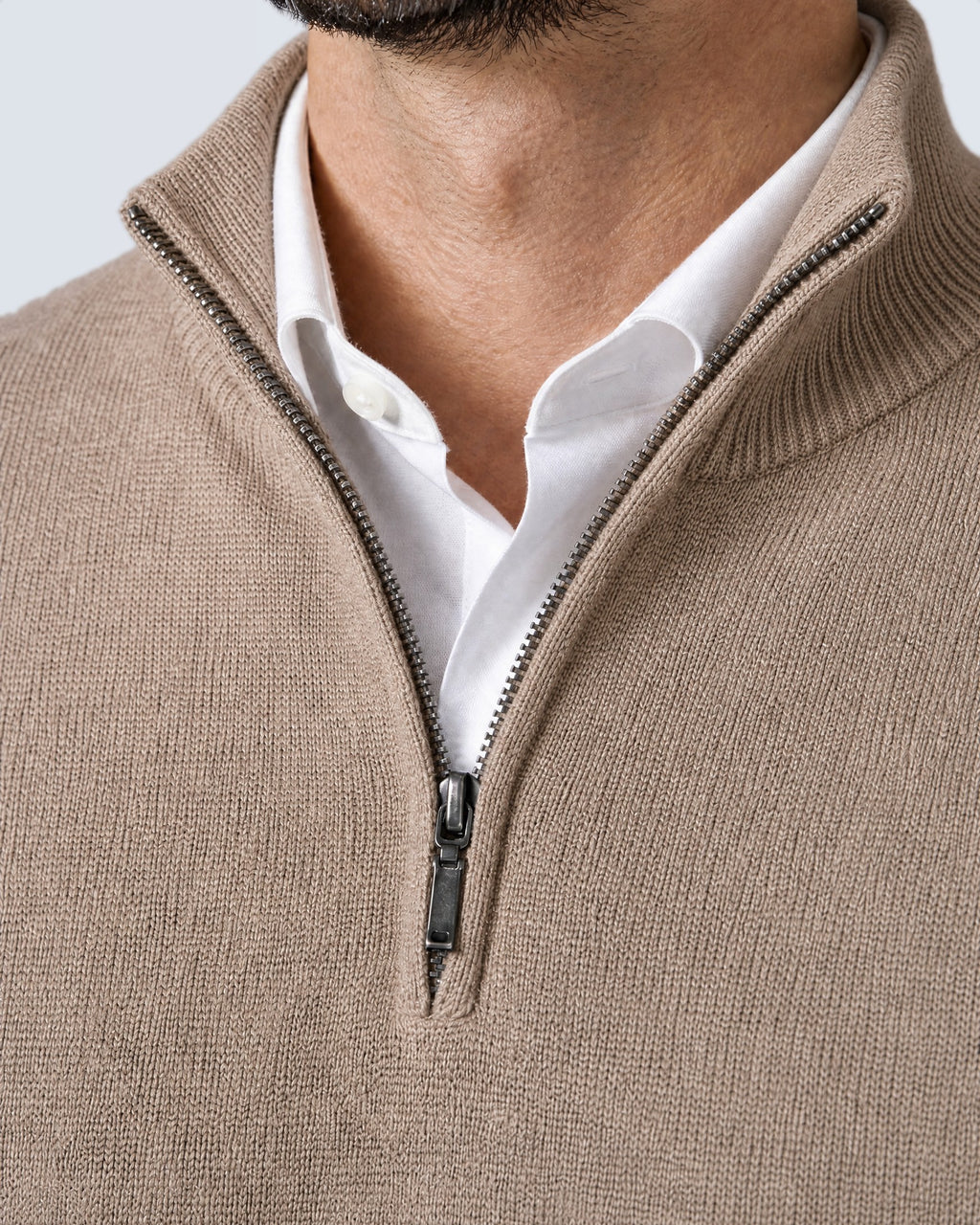 Primer plano del cuello alto, la cremallera y el punto del suéter WINDSOR beige