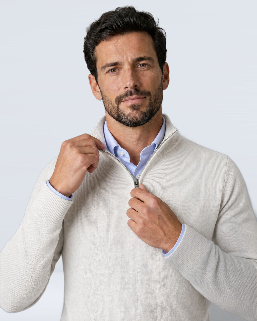 Hombre subiéndose la media cremallera del suéter WINDSOR blanco