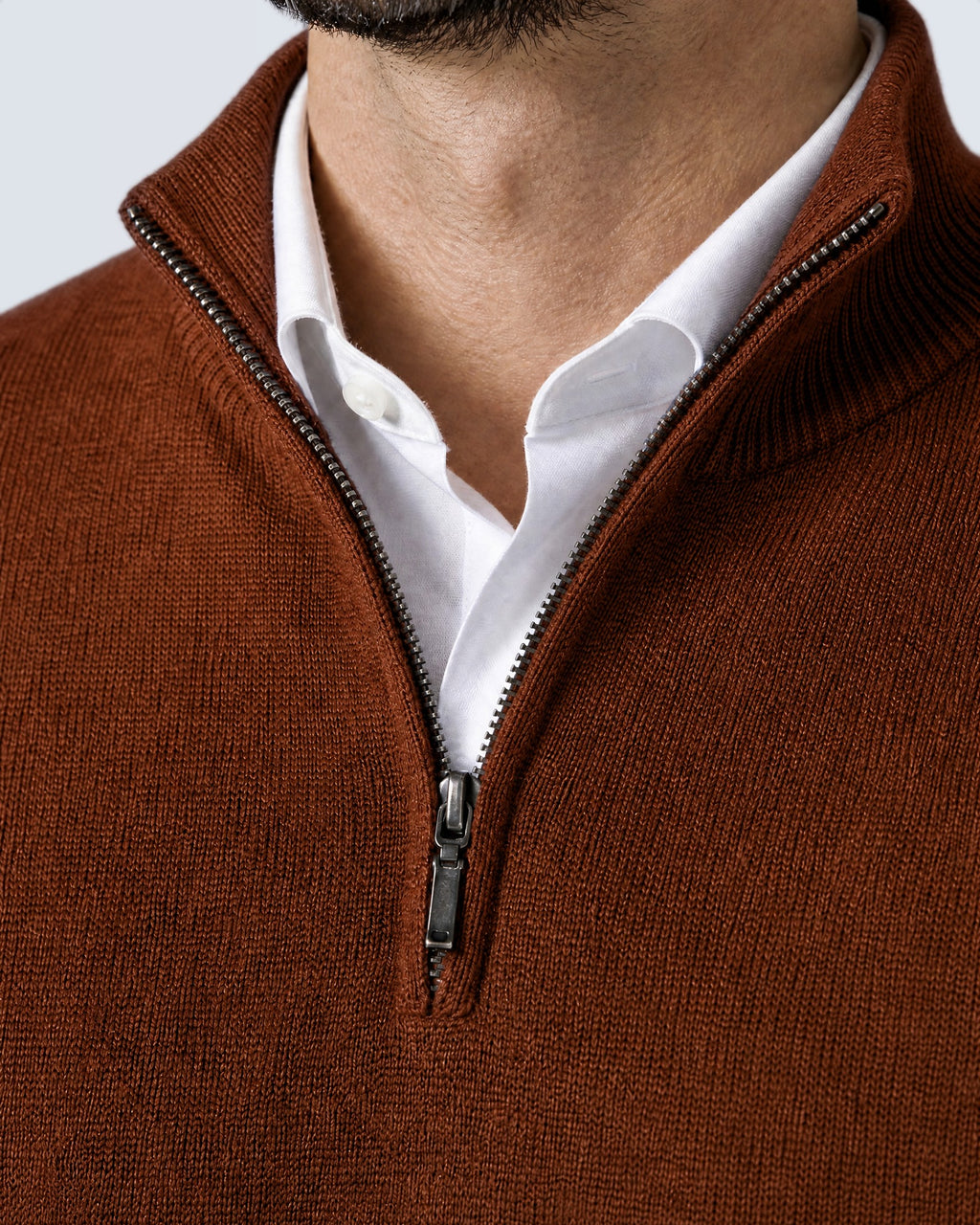 Primer plano del cuello alto, la cremallera y el punto del suéter WINDSOR caramelo