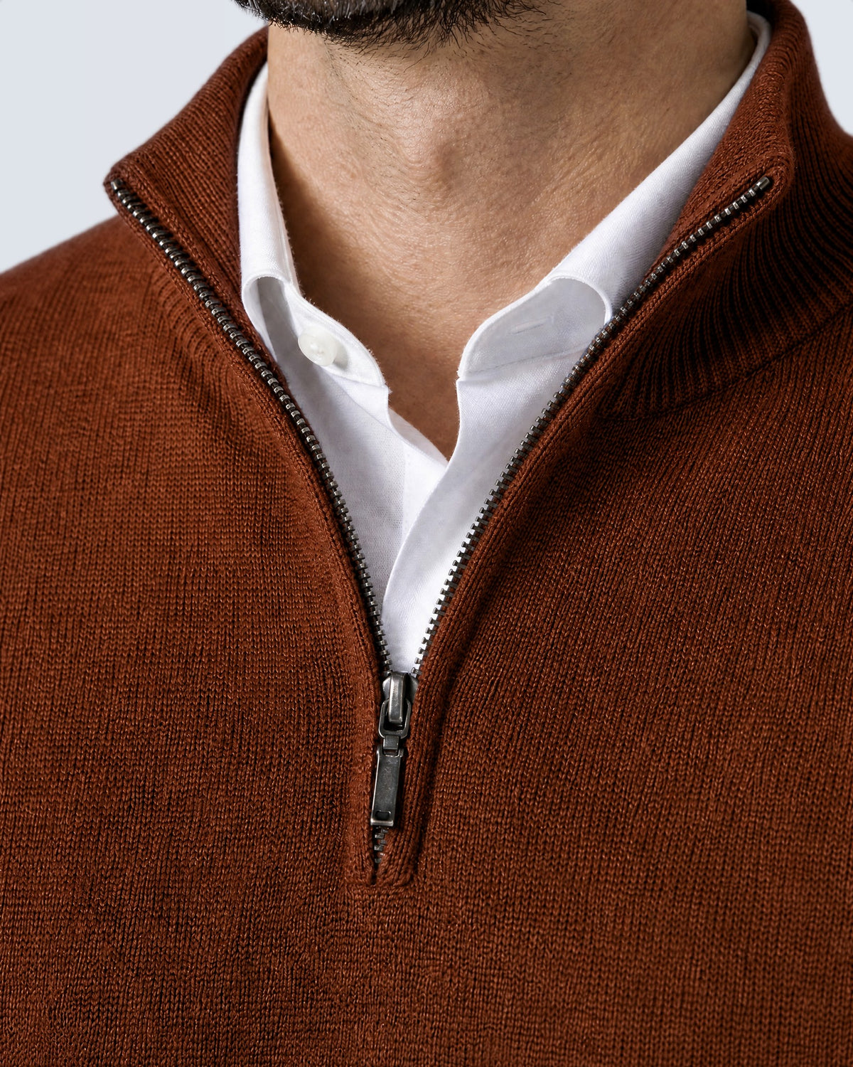 Primer plano del cuello alto, la cremallera y el punto del suéter WINDSOR caramelo