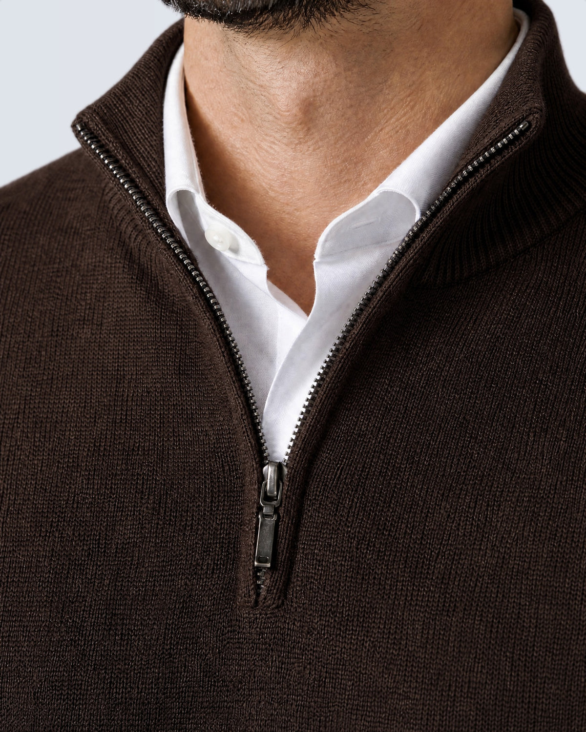 Primer plano del cuello alto, la cremallera y el punto del suéter WINDSOR marrón