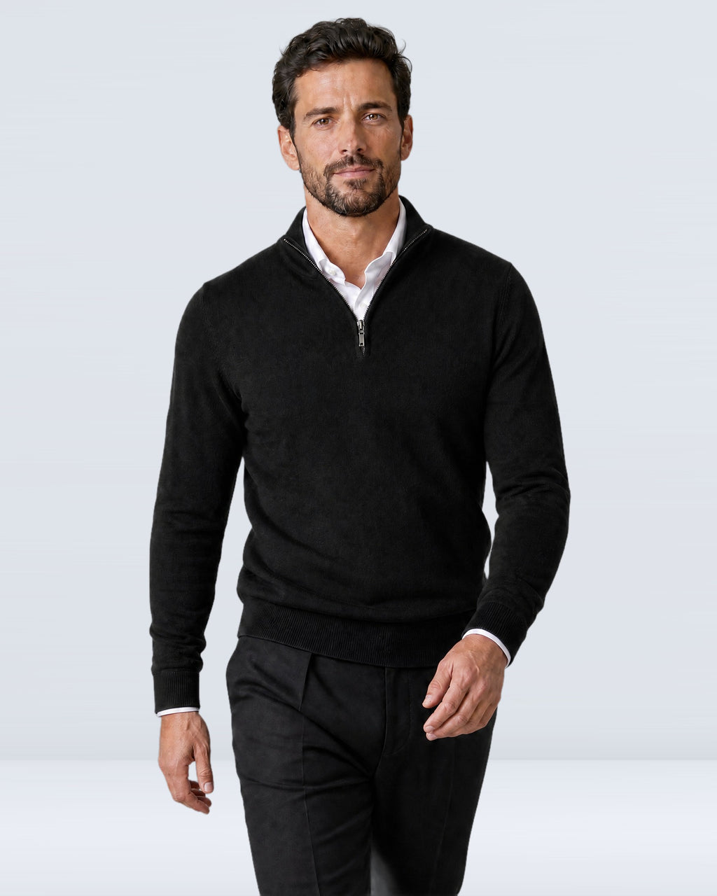 Hombre caminando con suéter WINDSOR negro