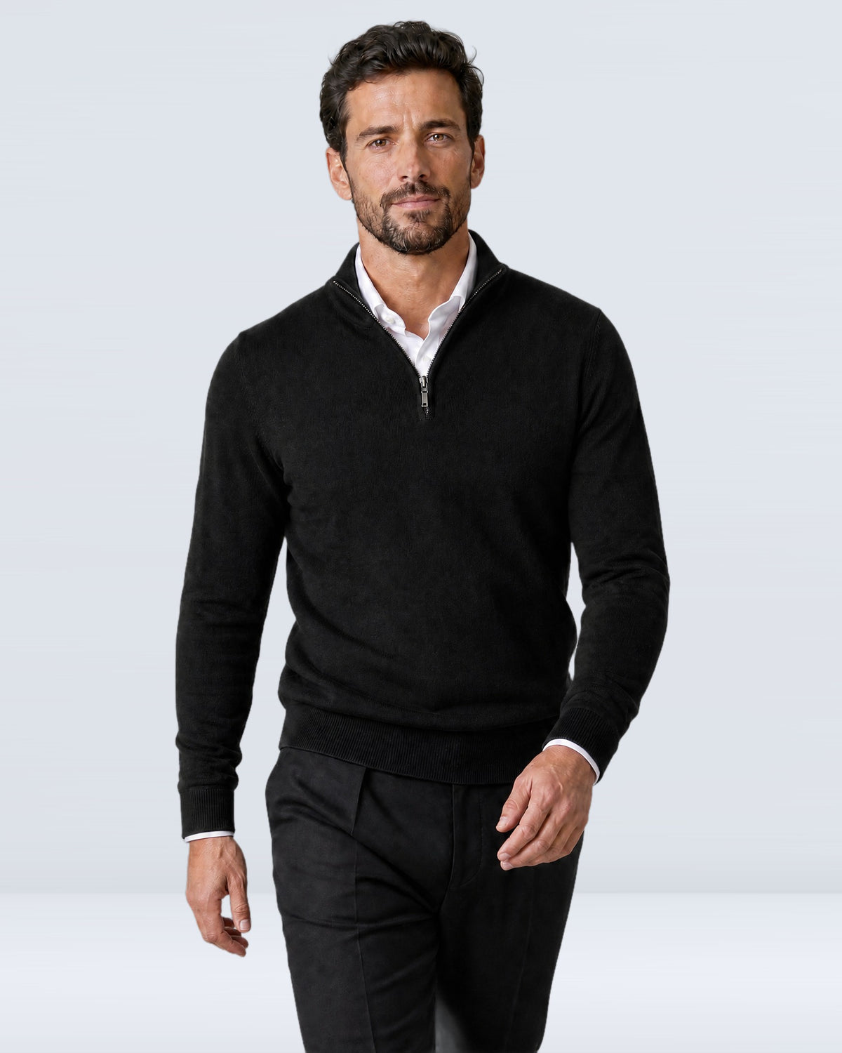 Hombre caminando con suéter WINDSOR negro