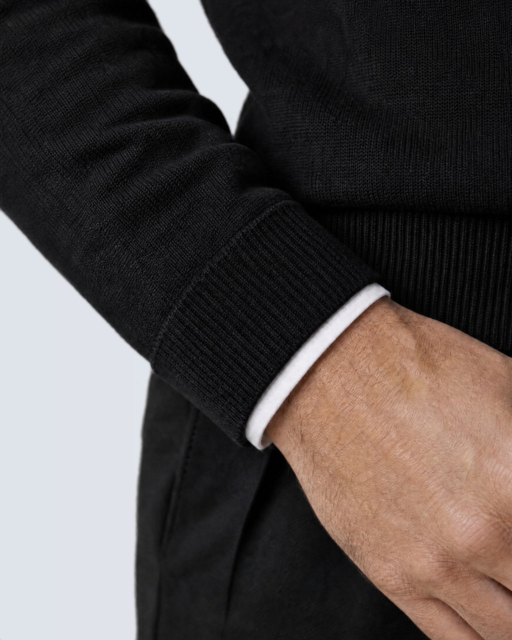 Detalle del puño acanalado del suéter WINDSOR negro