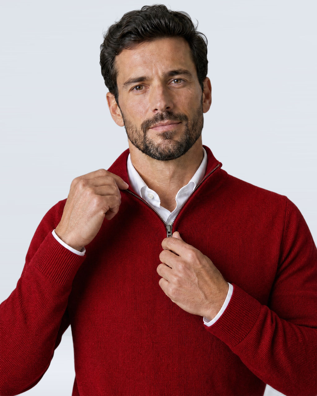 Hombre subiéndose la media cremallera del suéter WINDSOR rojo