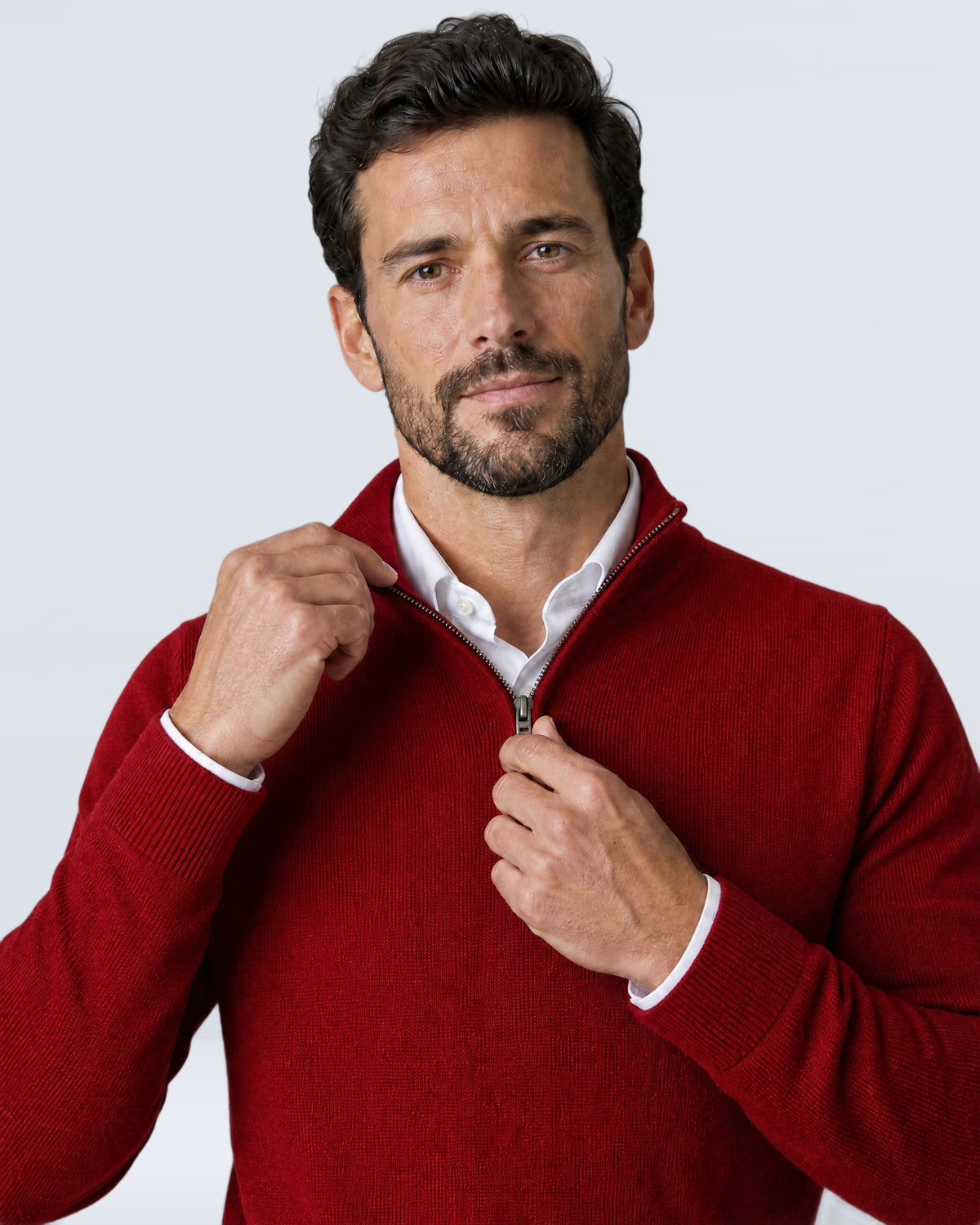 Hombre subiéndose la media cremallera del suéter WINDSOR rojo